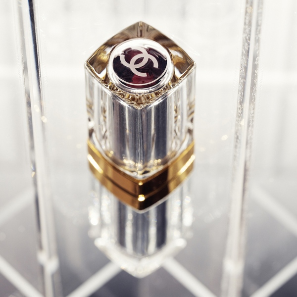 Chanel 31 Le Rouge: A refillable lipstick housed in a glass case - Premium  Beauty News