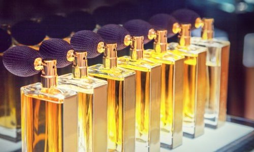 Plus accessibles que d'autres produits de luxe, les cosmétiques défient la crise
