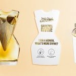 SCENTOUCH, un objet breveté en papier reprenant le design du flacon qui dévoile un applicateur-testeur parfumé détachable, reproduisant ainsi la gestuelle d'ouverture du capot d'une bouteille de parfum. L'applicateur permet de transférer le parfum sur la peau. (Photo : Aptar Beauty)