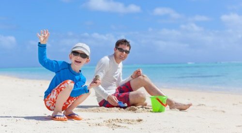 Soleil : la FEBEA rappelle l'importance de protéger les enfants