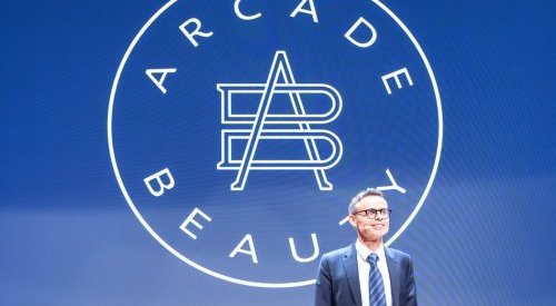 Arcade Beauty accélère sur le parfum et l'échantillon durable