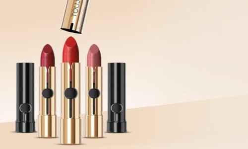 Toujours, le rouge à lèvres rechargeable à gestuelle coulissante d'Aptar Beauty