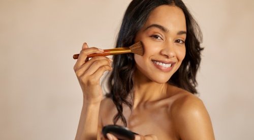 Sur TikTok, la tendance L Shape met le blush en avant pour un teint lumineux