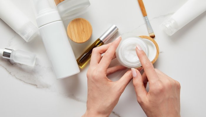 Conformité réglementaire : le guide de la FEBEA pour les jeunes marques