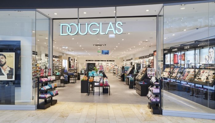 Douglas réduit ses prévisions pour 2025, en raison du ralentissement en Europe