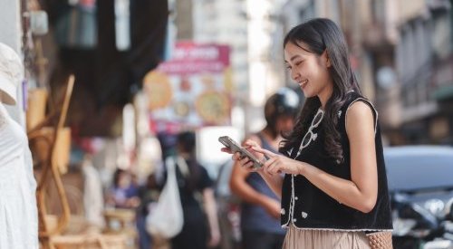 Moins de luxe, plus de clics : les Chinois "avertis" achètent plus malin