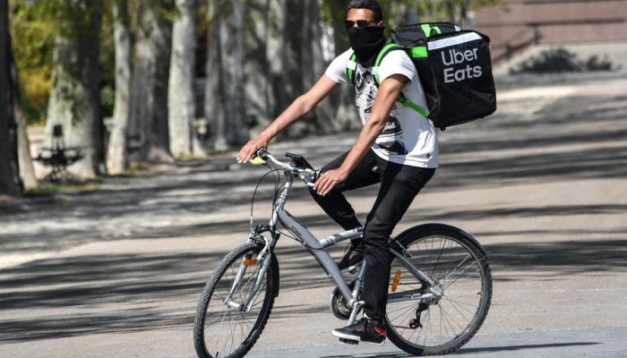 Estée Lauder s'associe à Uber Eats pour la livraison de cosmétiques