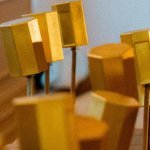 Dans une édition limitée à 50 exemplaires, le flacon Cuir Grenat se pare de feuilles d'or 24 carats déposées à la main par des artisans français. (Photo : Courtesy of L'Artisan Parfumeur)