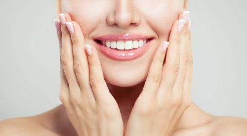 'Latex lips' outshine the no-makeup look with glamorous gloss