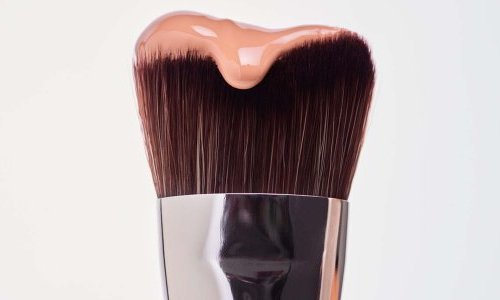 Cosmogen crée pour Clarins un pinceau fond de teint inspiré du gua sha