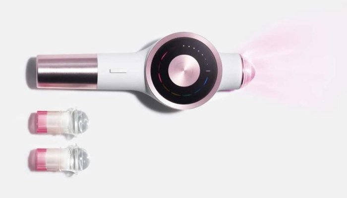 Aptar develops an airless roll-on capsule for Lightinderm skincare device