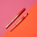 Baptisé ‘Power Up Your Pout', ce nouveau crayon à lèvres mécanique rechargeable comprend des cartouches interchangeables et un embout unique en forme de goutte pour une application facile