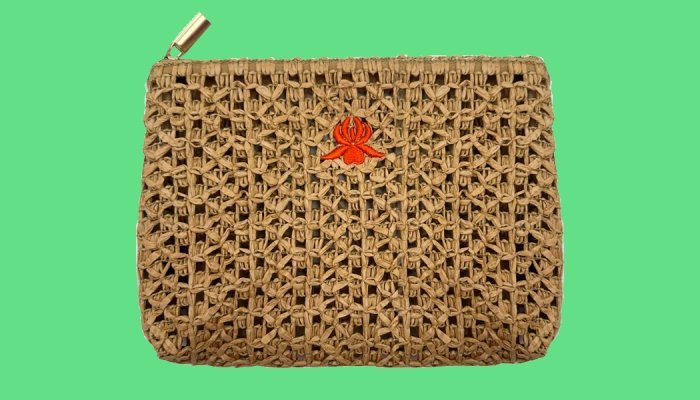 Pure Trade crée une trousse et un sac en paille de papier pour Sisley