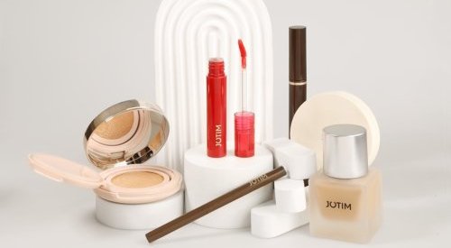 Amber Lip Gloss : Quand Jotim redéfinit le maquillage longue tenue