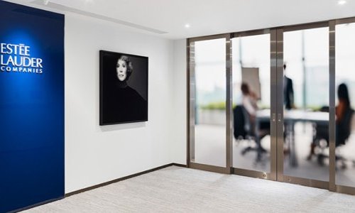 The Estée Lauder Companies confirme discuter d'un rapprochement avec Puig