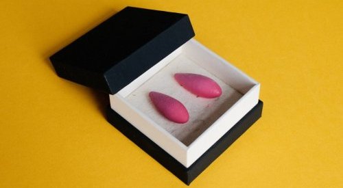 Woola conçoit des cales de coffret en laine upcyclée pour remplacer le plastique