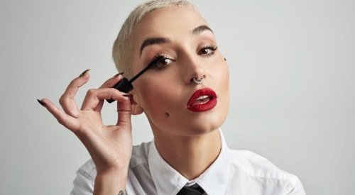 Mascara cocktailing : la nouvelle tendance make-up qui cartonne sur TikTok