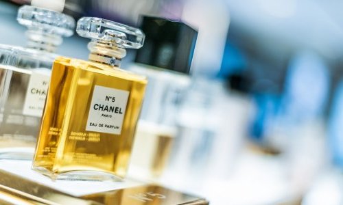 Parfums et cosmétiques français sous pression des États-Unis et de l'Asie