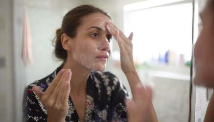Skincare : Soins anti-lumière bleue et spa à domicile gagnent en popularité