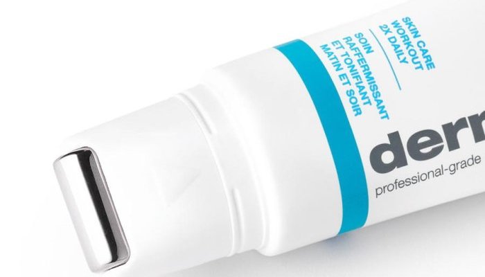 Un applicateur roll-on métal pour le Neck Fit Contour Serum de Dermalogica