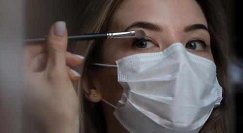 Télétravail et masques bouleversent les habitudes de maquillage des Françaises