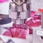 Vissage de pompes sur flacons rechargeables (conditionnement)