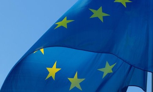 Interdiction des polluants éternels dans l'UE : pas de texte avant fin 2026