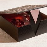Coffret London, mono-matière (papier & carton). Fermeture par friction, avec une languette en carte qui rentre dans le double mur de la base. Elle allie efficacité de fermeture et liberté de création quant à son design.