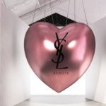 Un espace immersif à Paris, pour le lancement de la collection YSL Loveshine