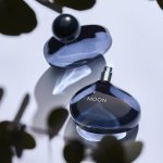 With an organic shape featuring an off-centre screw neck, the Moon bottle (106 g for 100 ml) offers a perfect symmetry of its faces for a comfortable grip.