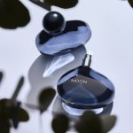 Moon, un flacon de 106 g pour 100 ml, présente une forme organique avec une bague à vis décentrée, mais en conservant une parfaite symétrie des faces et une prise en main ergonomique.