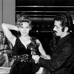 Paco Rabanne a commencé comme co-créateur du mouvement "spage age" des années 1960 aux côtés de créateurs tels que Pierre Cardin. Sure cette photo prise le 4 novembre 1969, il tente une création avec des couverts sur l'actrice française Corinne Marchand (Photo : © AFP)