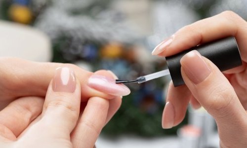 Fiabila donne de la couleur à sa protection solaire pour les ongles