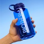 Avec la gourde Biotherm Drop Pure Trade allie design, plaisir et réemploi (Photo : Biotherm)