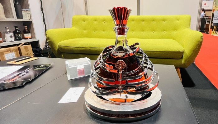 PackMan dévoile un concept d'enveloppe métallique pour spiritueux