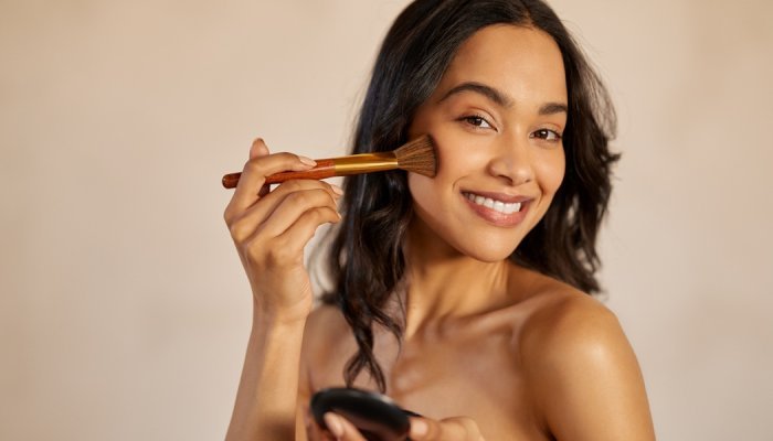 Sur TikTok, la tendance L Shape met le blush en avant pour un teint lumineux