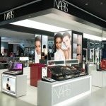 Lancée en Inde courant octobre, Nars Cosmetics ouvrira les portes de sa première boutique au Select CityWalk, à New Delhi, en novembre. (Photo : NARS Cosmetics at Shoppers Stop - Ambience Mall, Vasant Kunj - New Delhi)