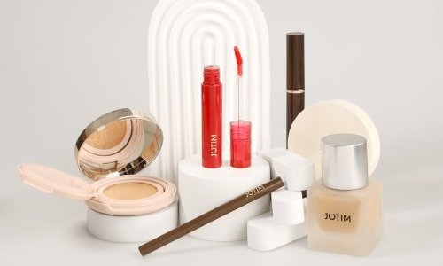 Jotim's Amber Lip Gloss redefines long-wear with new film forming technology