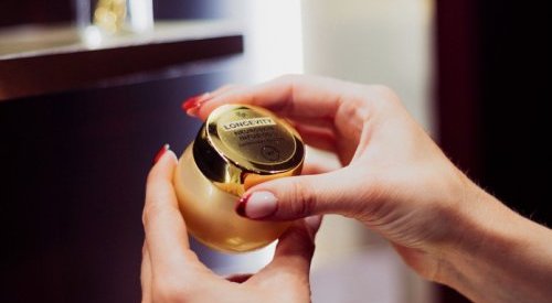 Avec AgeAura, Expressions Parfumées fait du parfum un actif anti-âge