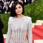 Selon Forbes, Kylie Jenner a amassé une fortune de 900M$ grâce à sa marque de make-up Kylie Cosmetics (Photo : © Timothy A. Clary / AFP)