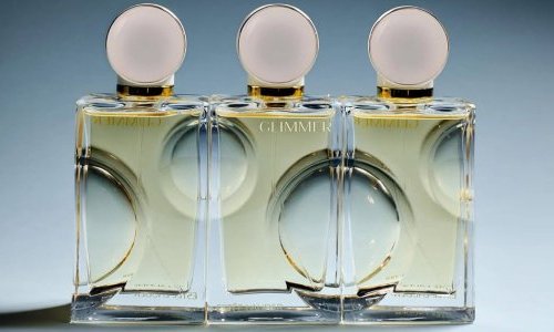Estée Lauder dévoile Glimmer, sa première nouveauté parfum depuis 2021