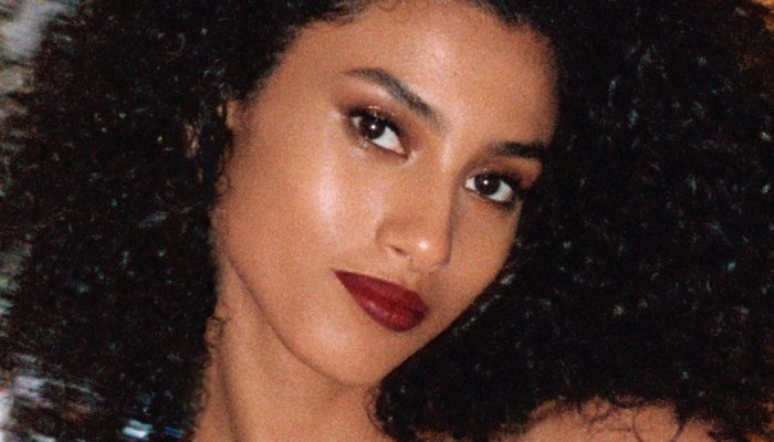 Estée Lauder choisit Imaan Hammam comme nouvelle ambassadrice mondiale