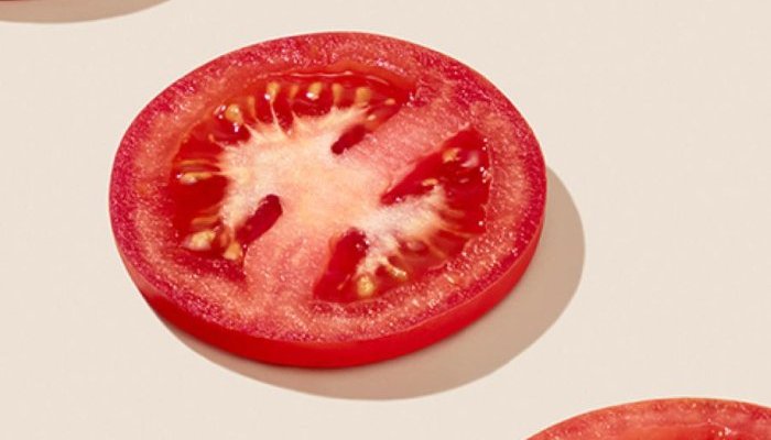 Un tube avec spatule pour le White Charcoal Peel-Off Mask de Yes To Tomatoes