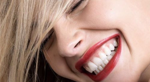 Le maquillage longue tenue naturel et sans pétrole de LAST s'étend aux lèvres