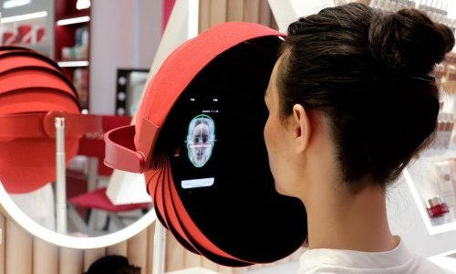 Avec AI Shade Finder, Clarins veut renforcer encore l'expérience en boutique