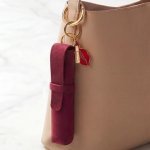 Pure Trade crée un bijou de sac collector pour le rouge KissKiss de Guerlain (Photo : Guerlain)