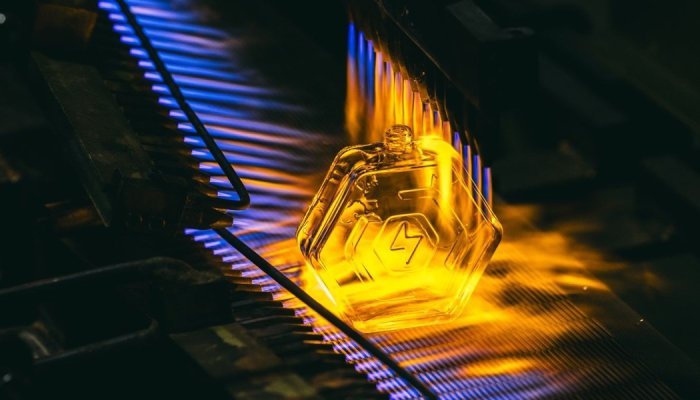 Pochet du Courval décarbone ses flacons de parfum grâce à l'électricité