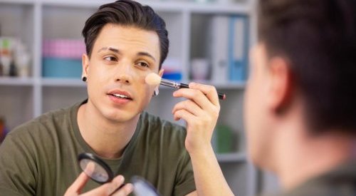 Tendances : Les hommes vont-ils vraiment se mettre au maquillage ?