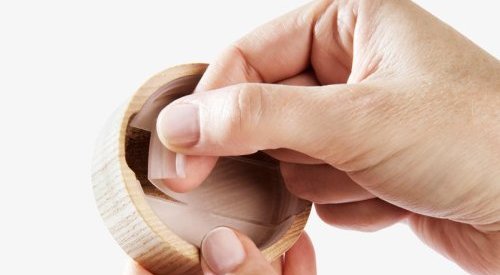 Pujolasos launches a wooden cap with a removable and recyclable plastic inner