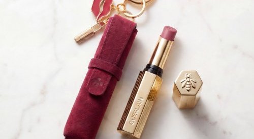 Pure Trade crée un bijou de sac collector pour le rouge KissKiss de Guerlain
